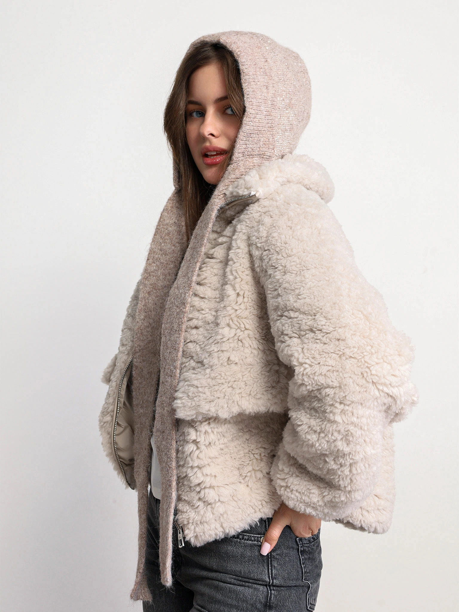 Шапка-чепчик с широкими завязками с пайетками в ассортименте